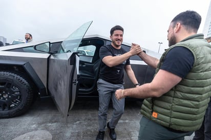 El gobernador de Nuevo León, Samuel García, descendiendo de la primera Cybertruck de Tesla en México, promocionando la llegada de la empresa a su estado. Imagen: Instagram/ Samuel García