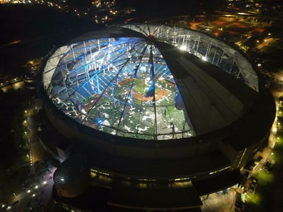 Una vista aérea del techo destrozado del Tropicana Field en el centro de San Petersburgo, Florida, tras el paso del huracán Milton la madrugada del jueves 10 de octubre de 2024.