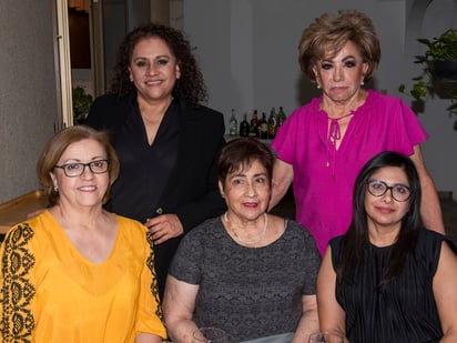 Rocío Maltos, Alma Dávila, Nidia Galindo, Silvia Margarita de Gámez y Sheila Gámez (ÉRICK SOTOMAYOR FOTOGRAFÍA)