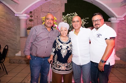 Socorro Flores en compañía de sus hijos en su festejo de cumpleaños (EL SIGLO DE TORREÓN)