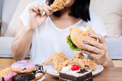 Los atracones se caracterizan por el consumo de una cantidad excesiva de comida en un tiempo determinado. Imagen: Behavioral Health Clinic