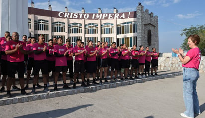 Policías municipales de Torreón conmemoran con evento el mes de la prevención contra el cáncer de mama.