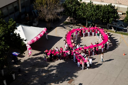 Trabajadores de la clínica 18 IMSS realizan un moño rosa durante las actividades del mes contra el cáncer de mama (ENRIQUE CASTRUITA).