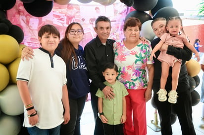 Maestra Lupita Fuentes junto a los alumnos de su escuela.