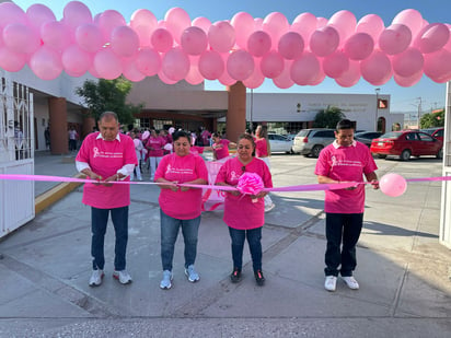 Personal de la clínica del Magisterio durante el Día Mundial de la Lucha contra el Cáncer de Mama (EL SIGLO DE TORREÓN)