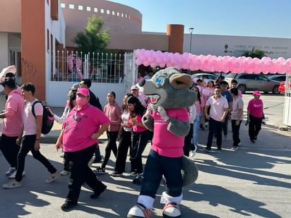 Personal de la clínica del Magisterio durante el Día Mundial de la Lucha contra el Cáncer de Mama (EL SIGLO DE TORREÓN)