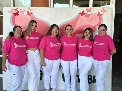 Personal de la clínica del Magisterio durante el Día Mundial de la Lucha contra el Cáncer de Mama (EL SIGLO DE TORREÓN)