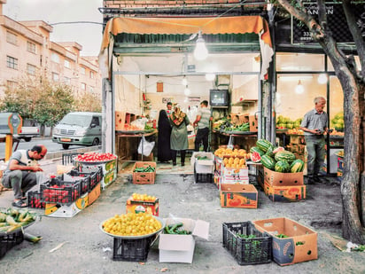 Optar por ingredientes naturales y nutritivos no solo protege la salud física, sino también la mental. Foto: Unsplash/ Amir Babaei