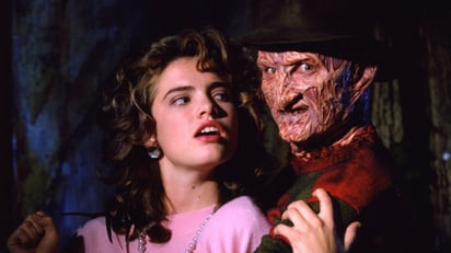 A diferencia de otros seres de terror de la época,“Freddy Krueger” se mete en los
sueños de sus víctimas jóvenes y les quita sus vidas mientras duermen.