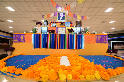 Altar elaborado en memoria del locutor y publicista don Sergio Martínez Valdés (EL SIGLO DE TORREÓN)