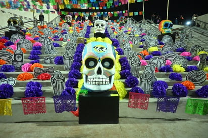 Altar de Muertos en Plaza Mayor (EL SIGLO DE TORREÓN/RAMÓN SOTOMAYOR)