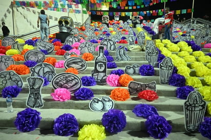 Altar de Muertos en Plaza Mayor (EL SIGLO DE TORREÓN/RAMÓN SOTOMAYOR)