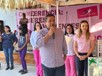 Alejandro Mata en evento 'Mujeres Valientes contra el Cáncer de Mama'.