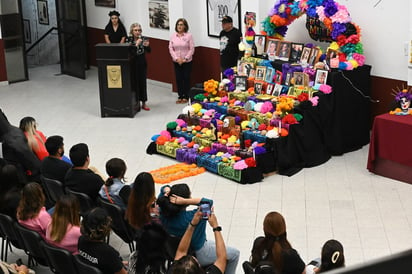 Junto al altar de muertos de El Siglo de Torreón, se realizó la premiación (EL SIGLO DE TORREÓN / ED MOLINA)