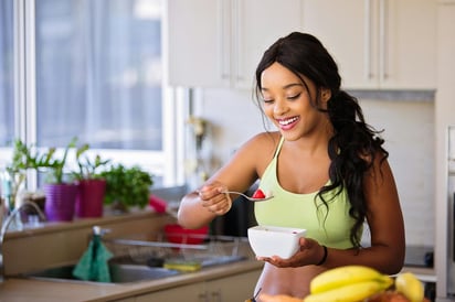 Consumir frutas ricas en antioxidantes, como las fresas, favorece una protección integral del cuerpo.