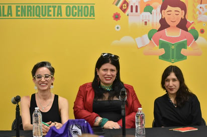 Dolores Reyes en un panel de la Feria Internacional del Libro Coahuila, junto a las escritoras mexicanas Gabriela Jáuregui y Jasmina Barrera. Foto: Secretaría de Cultura de Coahuila