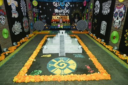 Con hermoso altar ofrecido a México Prehispánico, institución educativa celebró el Día de Muertos (EL SIGLO DE TORREÓN/RAMÓN SOTOMAYOR)