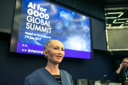 La robot Sophia en la Cumbre Mundial de IA para el Bien. Imagen: AFP/ Fabrice Coffrini