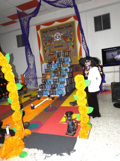 Altar de muertos en honor de Erasmo Torres Castillo, fallecido hace cinco meses.