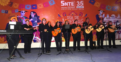 La rondalla de maestros realizó una bella presentación.