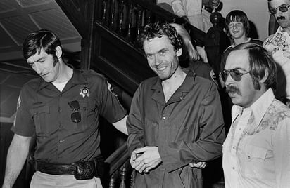 El asesino serial Ted Bundy durante su detención. Mientras estuvo en la cárcel recibió numerosas cartas de admiradoras que lo encontraban sumamente atractivo. Imagen: AP