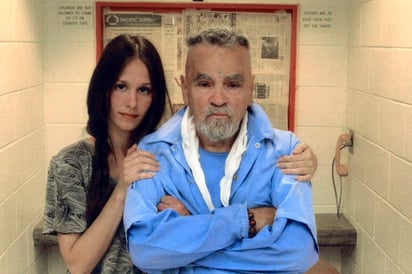 Charles Manson se comprometió con Afton Elaine Burton, quien trabajaba en su caso, estando en prisión, aunque nunca lograron casarse porque su licencia de matrimonio expiró y, poco después, el asesino murió. Imagen: AP