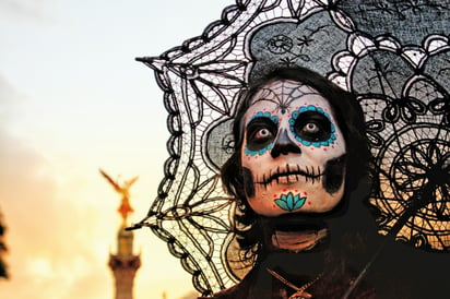 La muerte y lo sobrenatural están muy presentes en la cultura mexicana, lo que hace que el terror le sea compatible. Imagen: Unsplash/ Salvador Altamirano