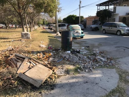 Montones de basura. Escombro y basura alrededor de la plaza demuestran falta de atención por parte de las autoridades correspondientes.