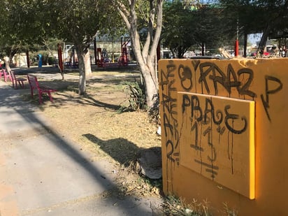 Vandalismo no da tregua. El grafiti es otro problema de la plaza, creando una enorme contaminación visual, además de que denota la falta
de seguridad en el lugar, provocando que los actos vandálicos se propaguen en el lugar.