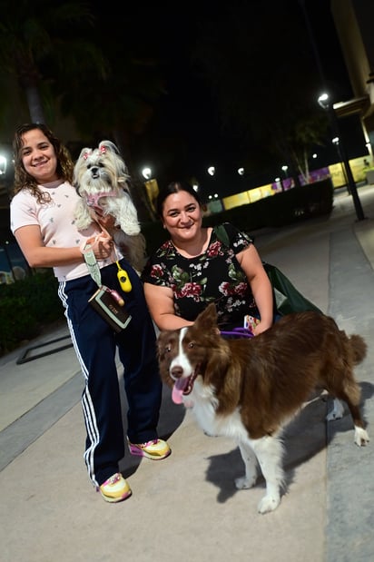 Cynthia con su mascota Luna; y Araceli con Mica (EL SIGLO DE TORREÓN)