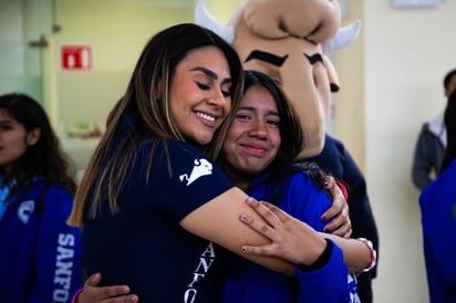 Alumnos fueron recibidos por sus maestros en el aeropuerto.