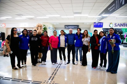 Muy orgullosos los papás de los jóvenes estudiantes, los recibieron felices.