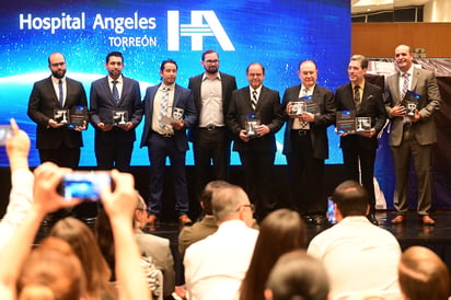 Dr. César Alonso Verdeja, director de Hospital Ángeles Torreón, hizo entrega de reconocimientos a los doctores que forman parte del equipo de cirugía robótica (EL SIGLO DE TORREÓN)