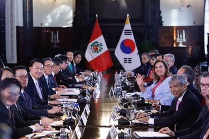 l presidente de Corea del Sur, Yoon Suk-yeol, la jefa de Gobierno de Perú, Dina Boluarte y lideres políticos asisten a una reunión este sábado, en el Salón Túpac de Palacio de Gobierno en Lima (Perú). (EFE)