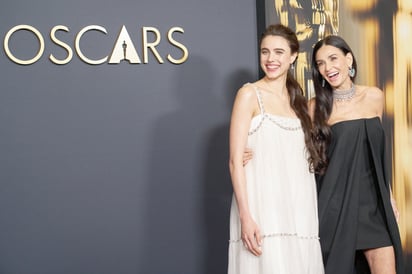 Margaret Qualley y Demi Moore.