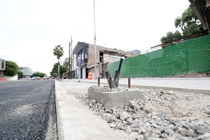 Pendiente. Escombro, varillas y preparación inconclusa para las luminarias se pueden observar a lo largo de toda la obra.