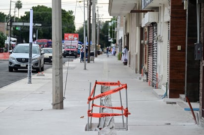 Expuesto. Transeúntes deben ser precavidos al transitar por la avenida, pues hay áreas con tubería expuesta.