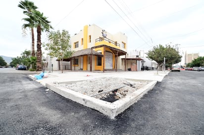 Pavimento. La carretera ya está pavimentada, pero aún hace falta limpiar las calles y las zonas de las jardineras.