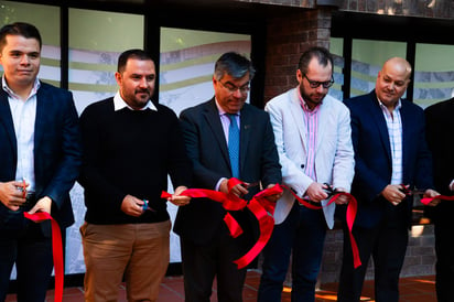 El corte de listón fue encabezado por el rector de la Ibero Torreón, Juan Luis Hernández Avendaño (EL SIGLO DE TORREÓN / ENRIQUE CASTRUITA)