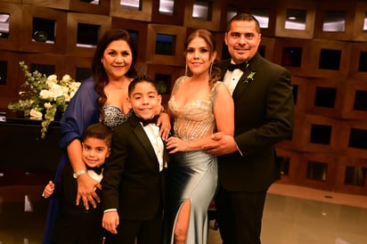 Luzzuly de los Reyes, Leticia Loera, Alfredo Cruz y los niños Matías y Elías (EL SIGLO DE TORREÓN)