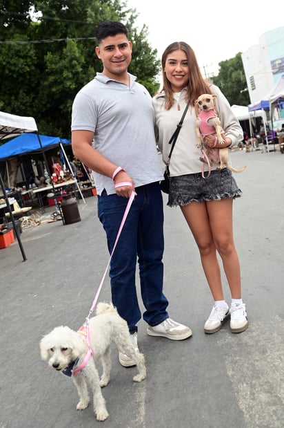 Eerón Ramírez y Yazmín Cisneros, con sus mascotas (EL SIGLO DE TORREÓN)