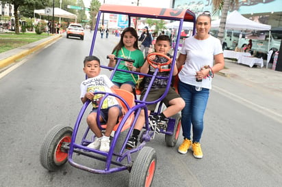 Rosalva con sus nietos Iván, Kenia y Sayed (EL SIGLO DE TORREÓN)