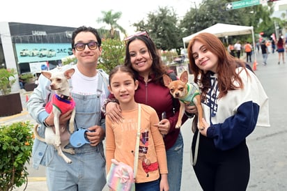 Norma Reyes, Mariana, Miguel e Itzel, con sus mascotas Princess y Bolo (EL SIGLO DE TORREÓN)