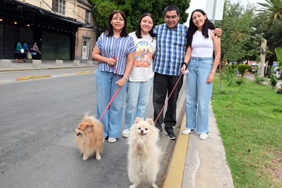 Victor, Isabella, Sofía y Yaneth con sus mascotas Elio y Rosty (EL SIGLO DE TORREÓN)