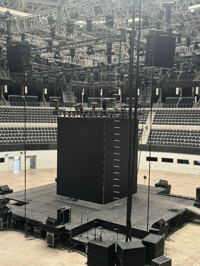 El concierto que iba a realizarse de ambos artistas en Coliseo Centenario se canceló, pese a que el escenario ya se encontraba montado.
