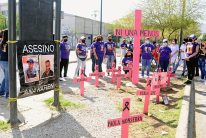 La colectiva Madres Poderosas en el antimonumento a la mujer en la calzada Colón de Torreón, Coahuila. Foto: Jesús Galindo