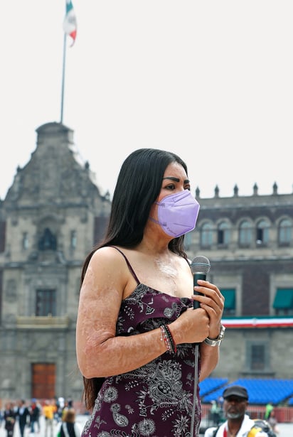 María Elena Ríos, víctima de un ataque con ácido, exige justicia en el centro de la Ciudad de México. Foto: EFE/ Mario Guzmán