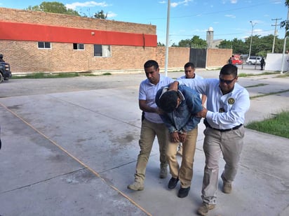 Detención de Juan Mario N por la desaparición forzada y muerte de Elizabeth N, cuyo cuerpo fue encontrado en las inmediaciones del ejido Santo Tomás, en Matamoros, Coahuila, este octubre. Foto: Braulio René Rincón Cervantes