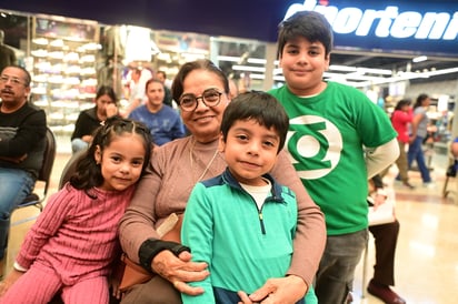 Rocío Jiménez Muñoz, María Guadalupe Rodríguez, Rolando e Isaac Jiménez Muñoz (EL SIGLO DE TORREÓN)