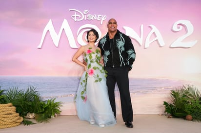 Auli’i Cravalho y Dwayne Johnson posan para los fotógrafos a su llegada al estreno británico.
